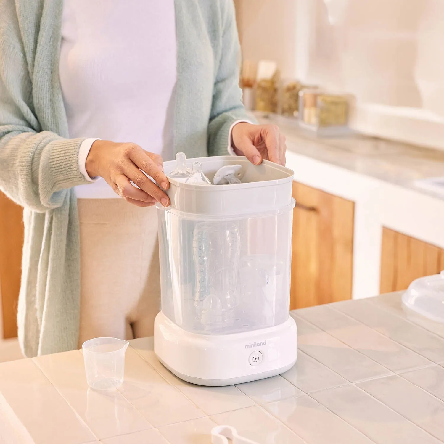 Стерилизатор компактный Miniland для бутылочек Mini Steamy белый 89580