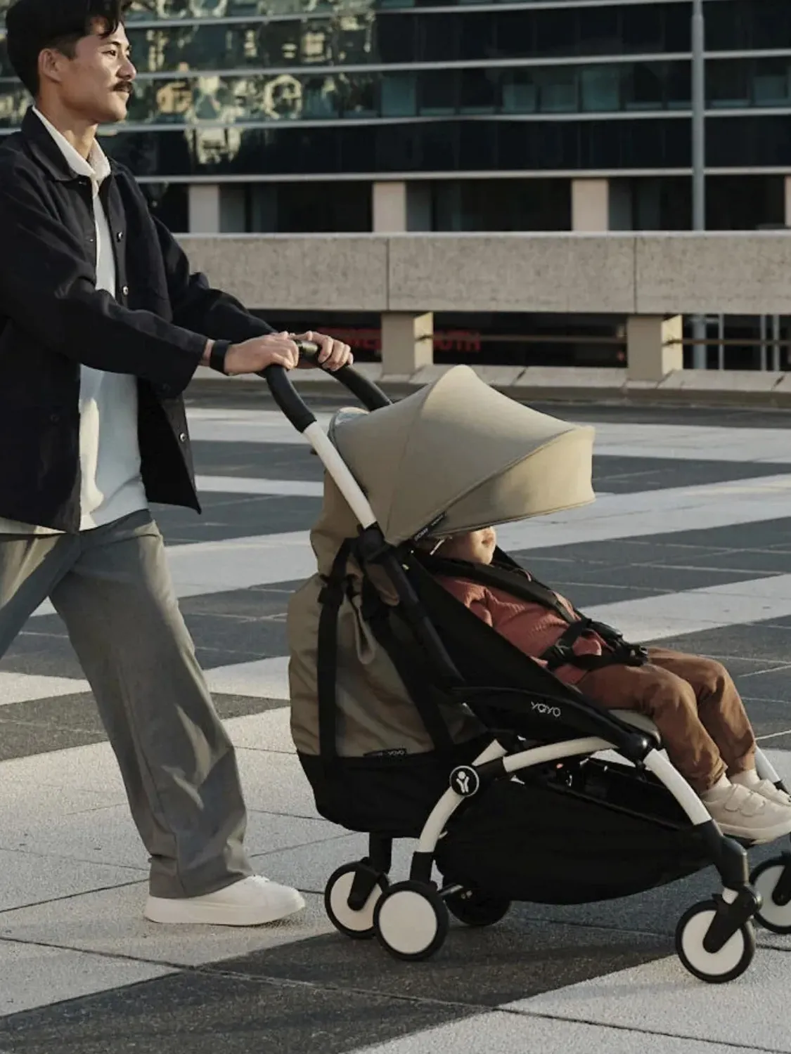 Коляска 2 в 1 Stokke YOYO3, серо-коричневый (taupe), рама черная, люлька мягкая. Изображение 22