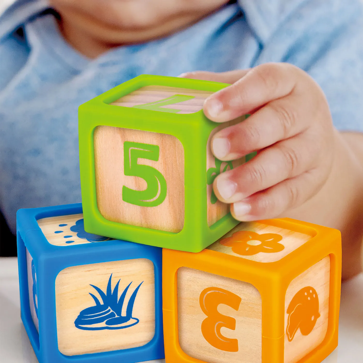 Кубики деревянные HAPE в силиконовых чехлах 4 шт E0132_HP