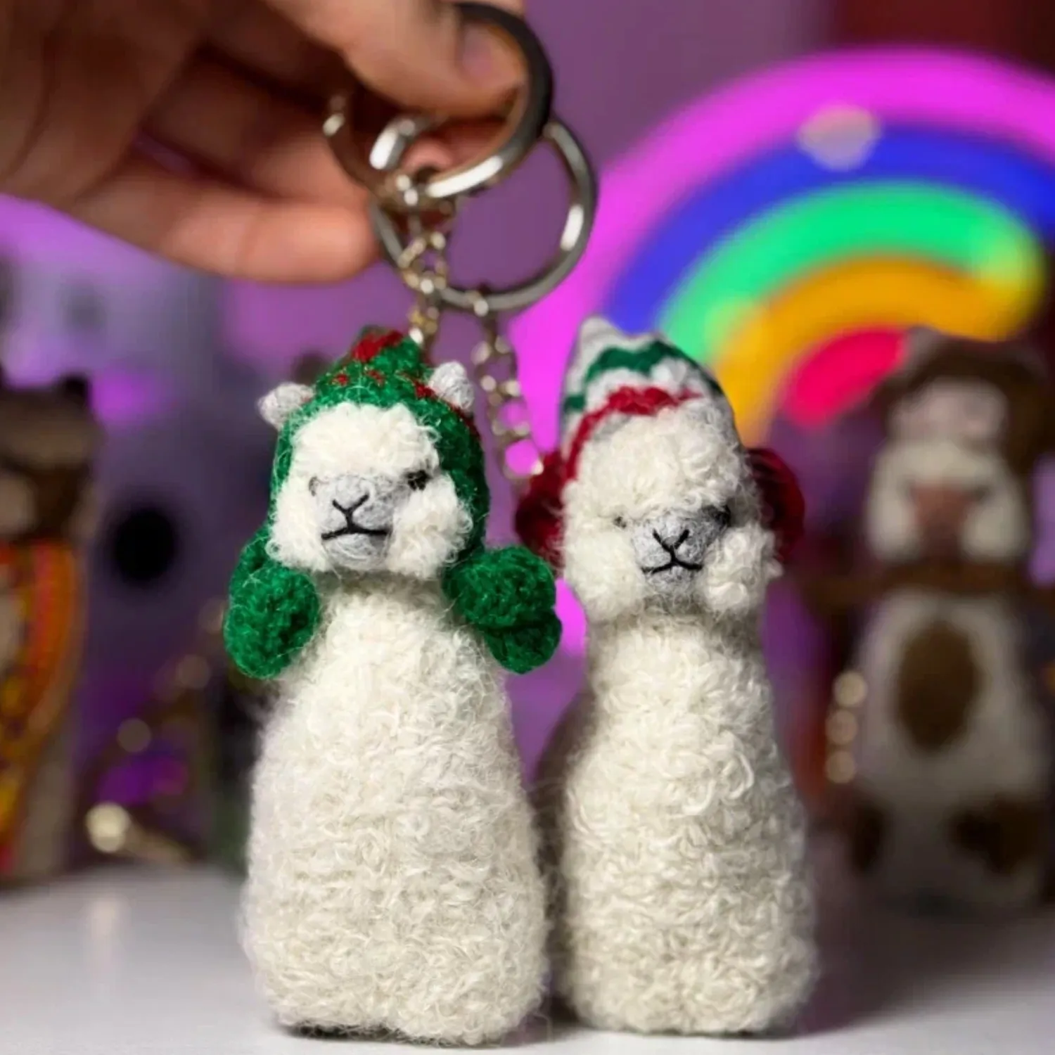 Брелок вязаный ЛеРаРу альпачонок Кууски в праздничной шапочке