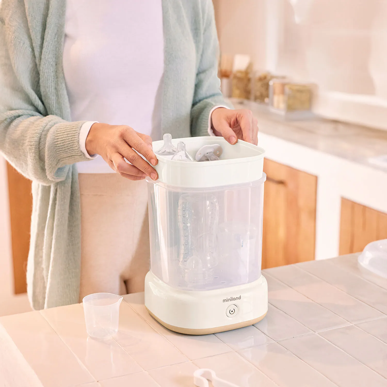 Стерилизатор компактный Miniland для бутылочек Steamy 89687