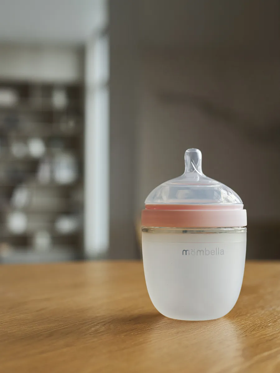 Бутылочка Mombella силиконовая антиколиковая Wide Neck широкая 210 мл розовая 8139. Изображение 5