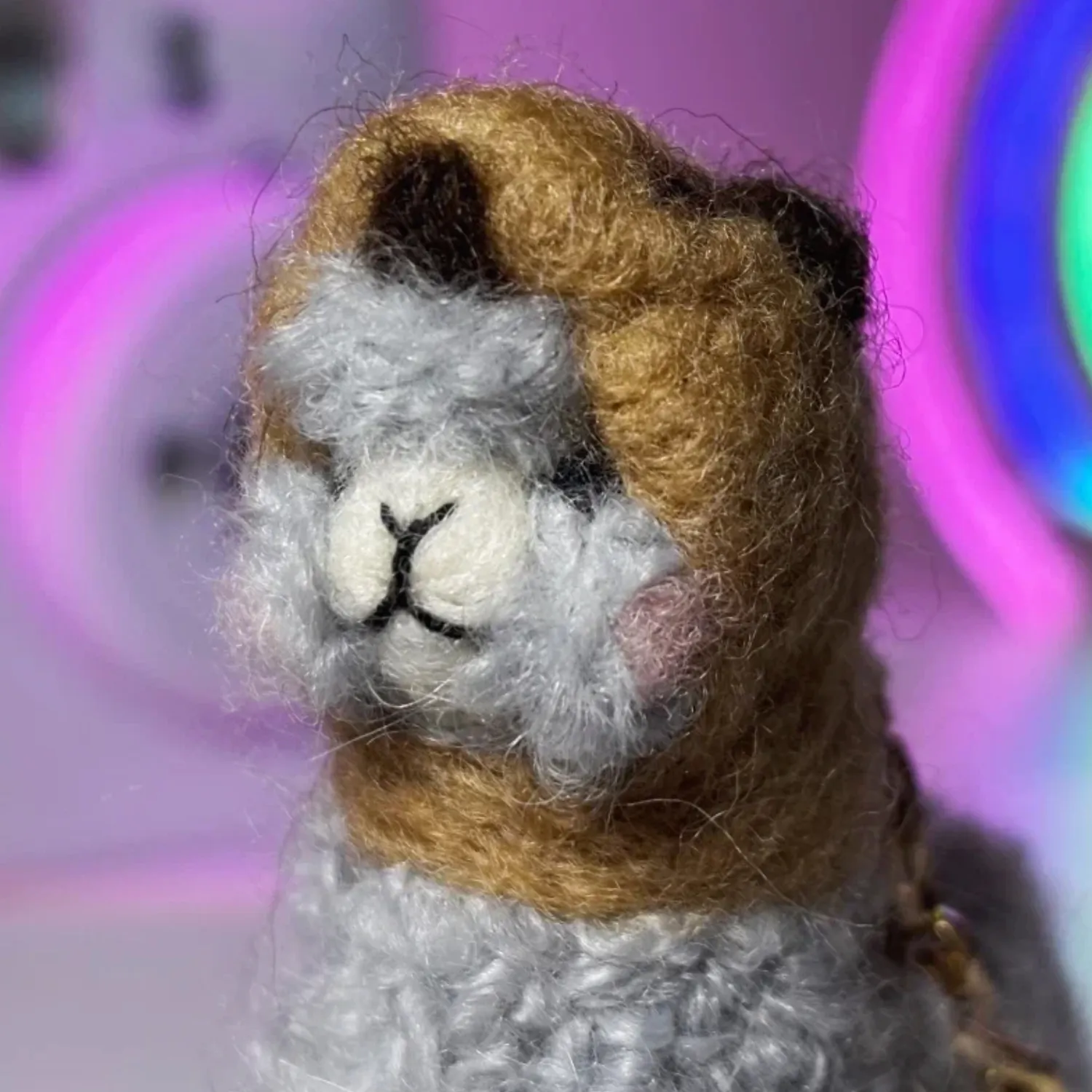 Брелок вязаный ЛеРаРу альпачонок Йана в шапочке капибара