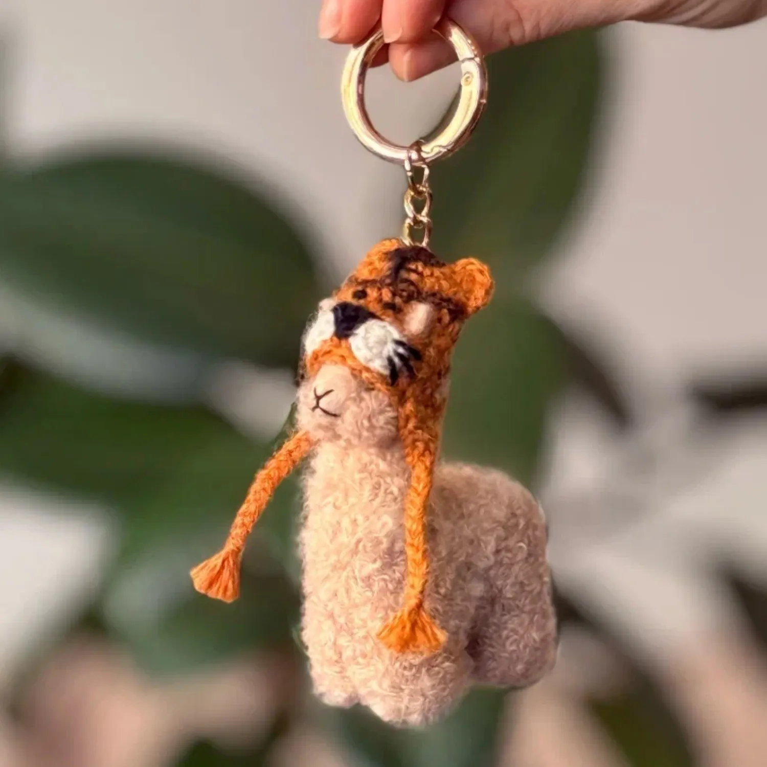 Брелок вязаный ЛеРаРу альпачонок Часки в шапочке тигра