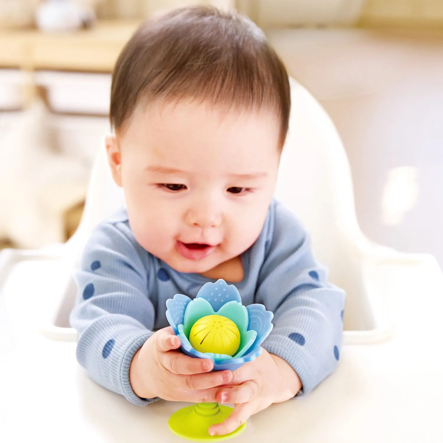 Погремушка HAPE «Малышам» Голубой цветок E0138_HP