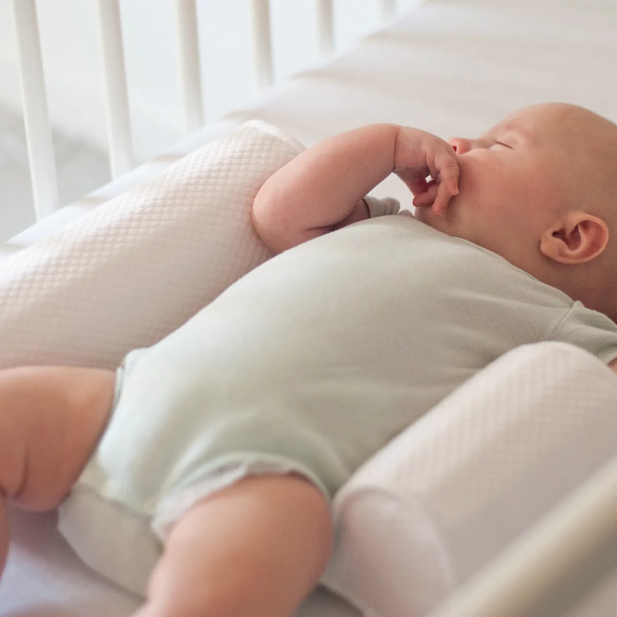 Позиционер-подушка Beaba для сна BEBECAL