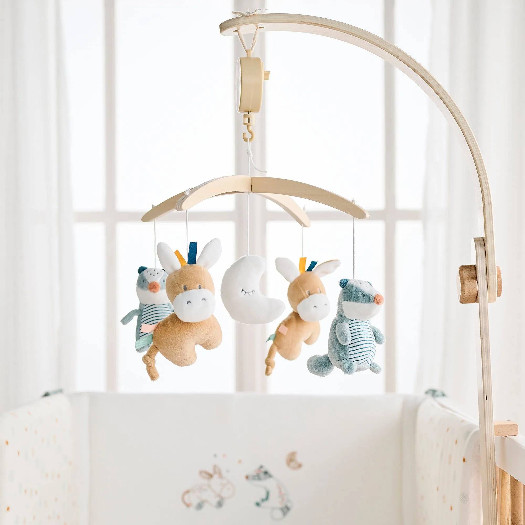 Мобиль Nattou FELIX & LEO Барсук и Ослик с деревянным держателем 595162