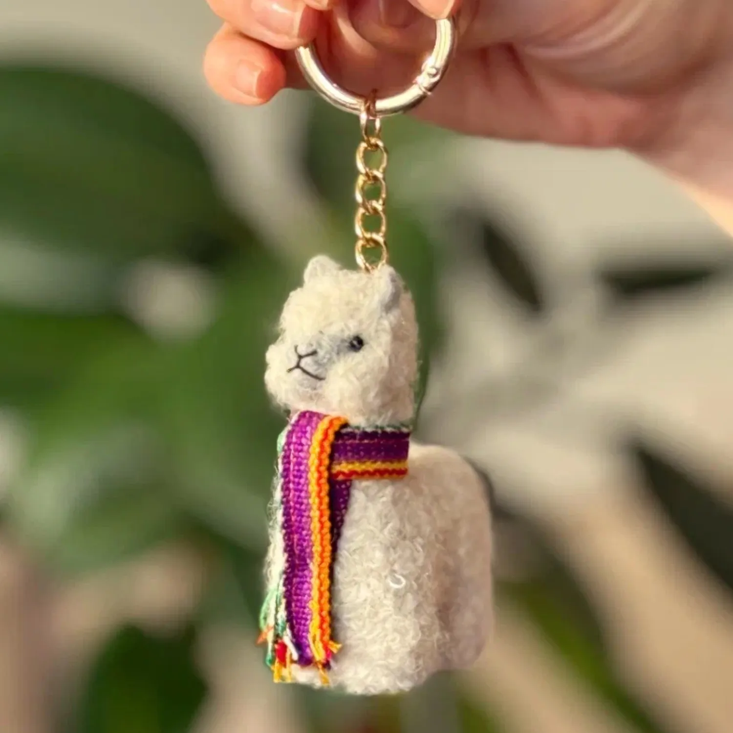 Брелок вязаный ЛеРаРу альпачонок Пуру в шарфике лликкла