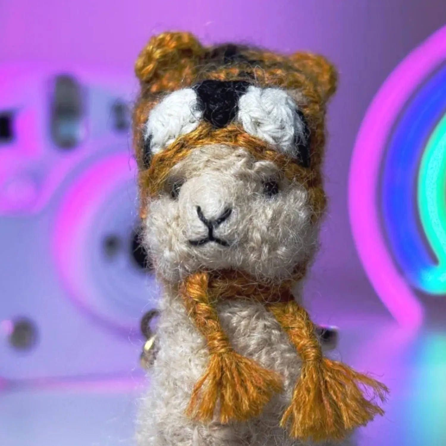 Брелок вязаный ЛеРаРу альпачонок Часки в шапочке тигра