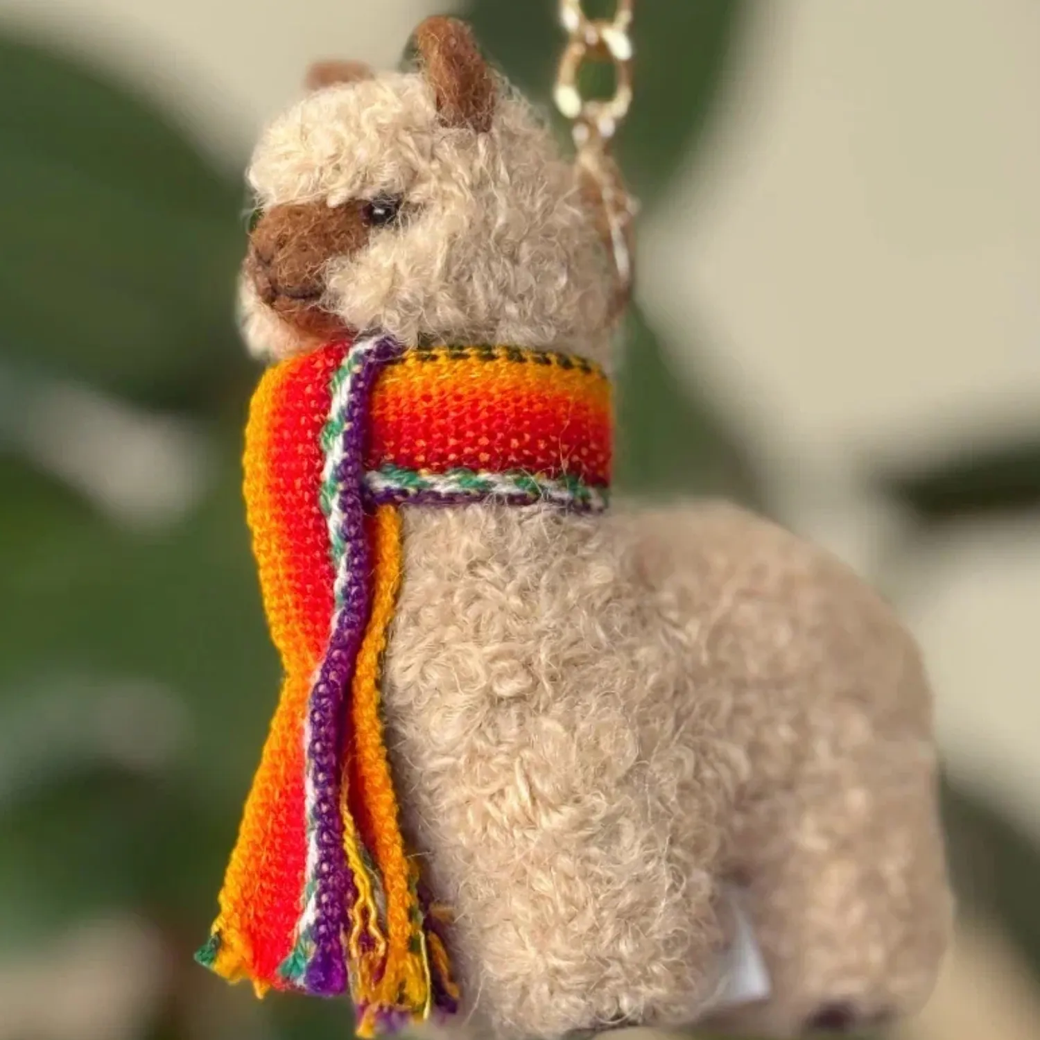 Брелок вязаный ЛеРаРу альпачонок Саами в шарфике лликкла