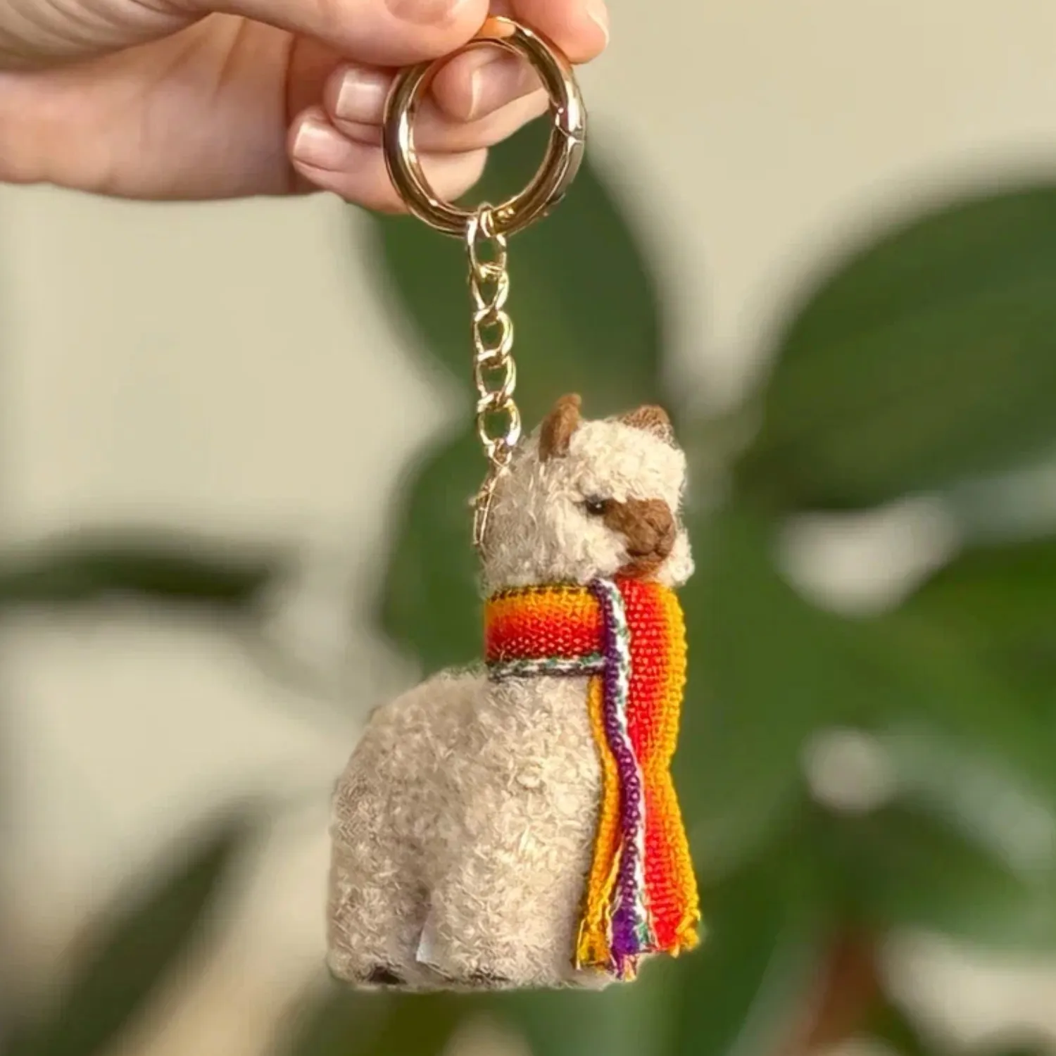 Брелок вязаный ЛеРаРу альпачонок Саами в шарфике лликкла