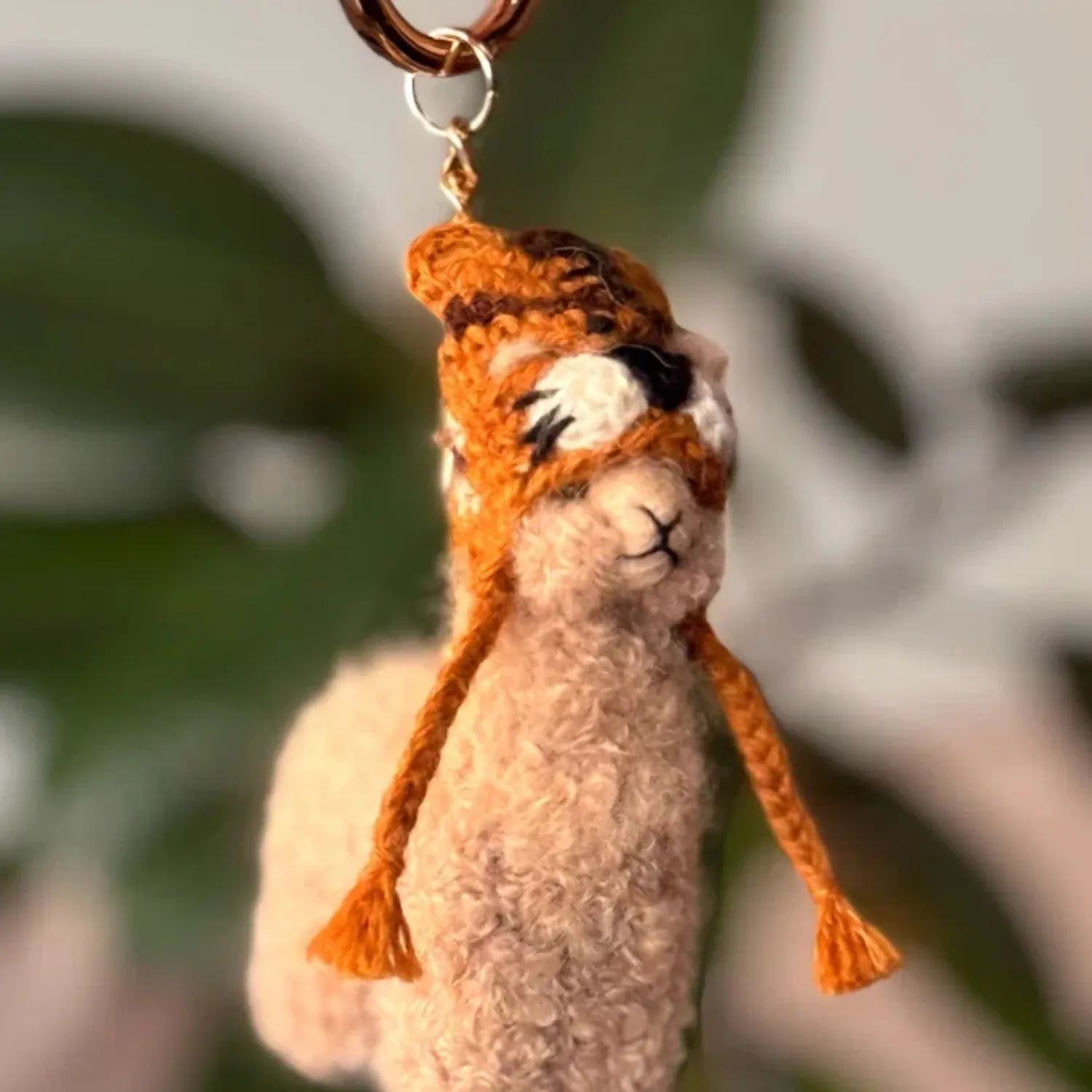 Брелок вязаный ЛеРаРу альпачонок Часки в шапочке тигра