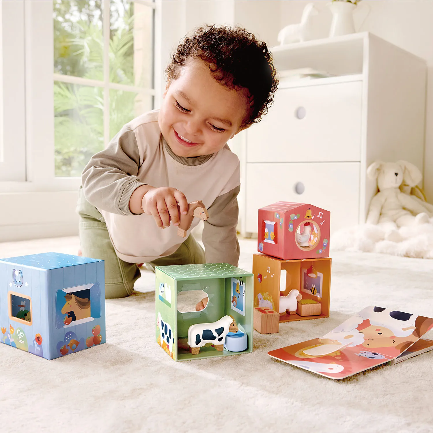 Набор игровой HAPE «Веселая Ферма» (детская иллюстрированная книга Hape Land) E3437_HP