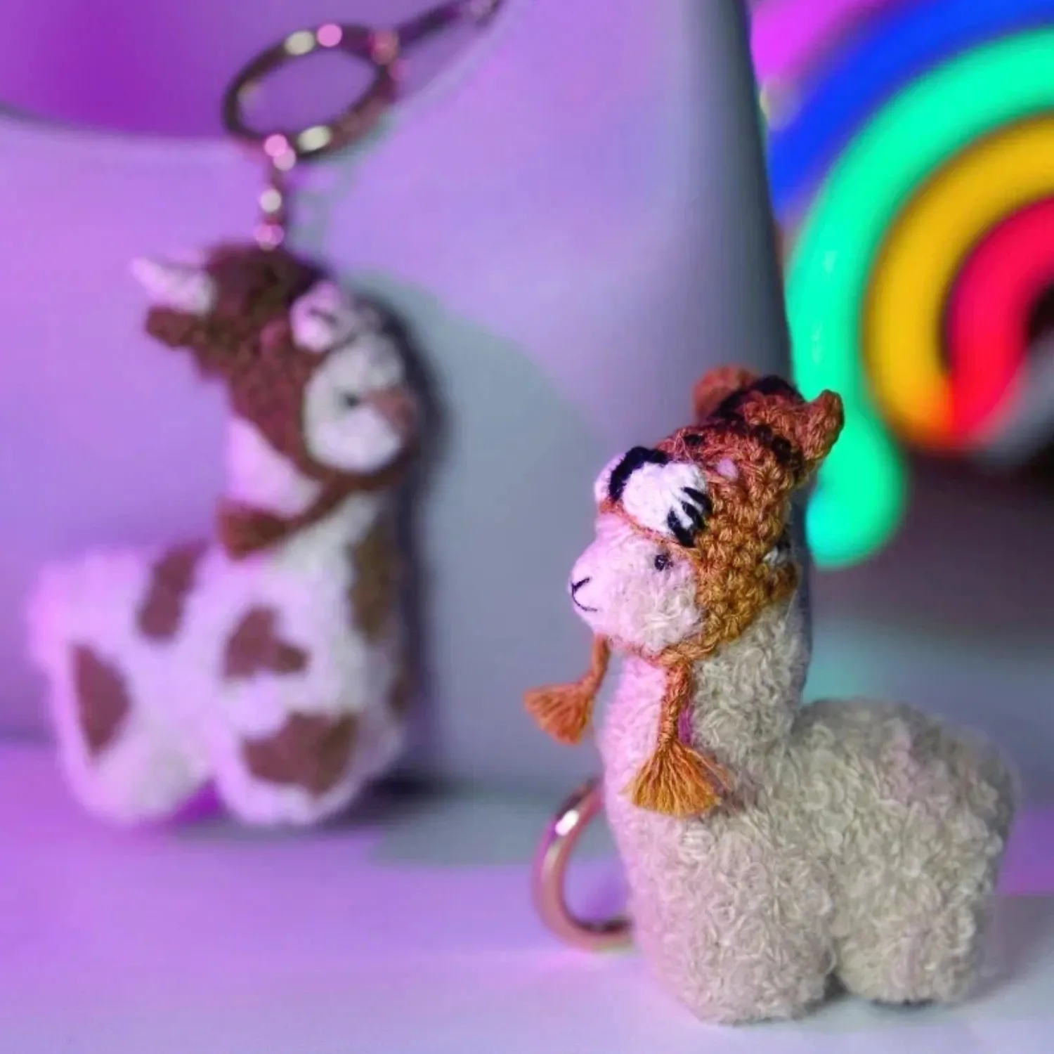 Брелок вязаный ЛеРаРу альпачонок Часки в шапочке тигра