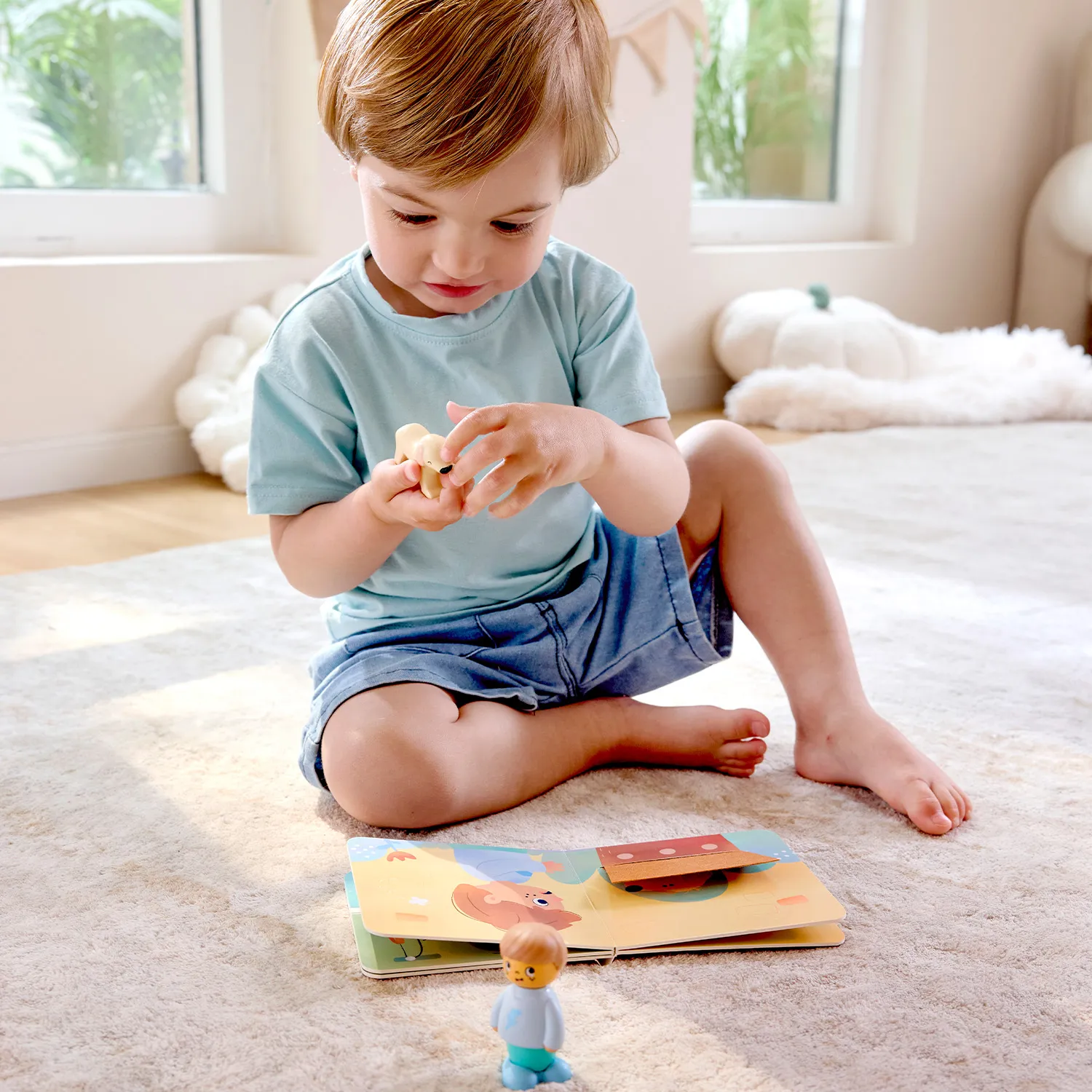 Набор игровой HAPE «Мальчик и собака» (детская иллюстрированная книга Hape Land) E3431_HP