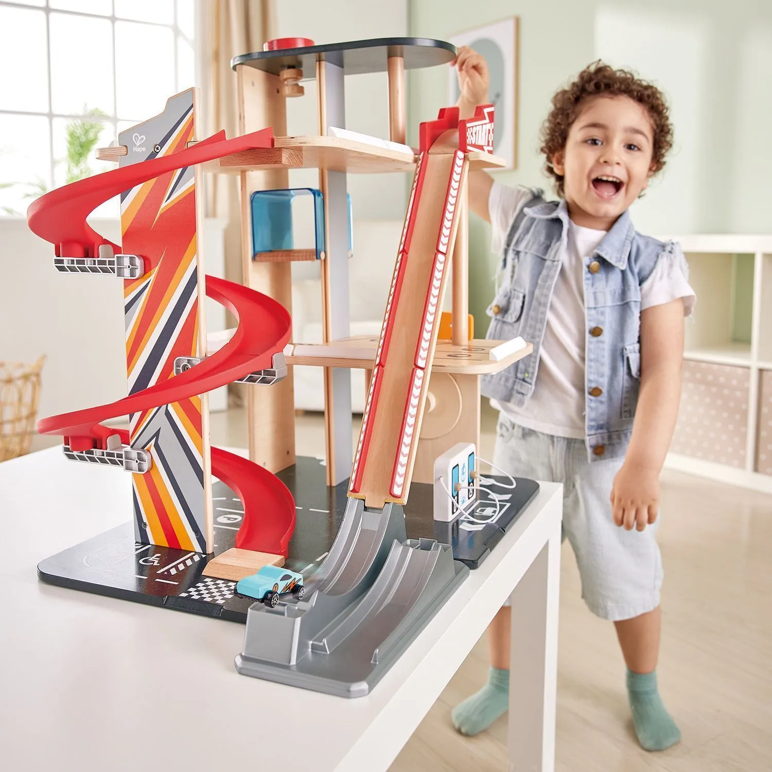 Деревянная многоуровневая автостоянка Hape «Гараж для трюков»