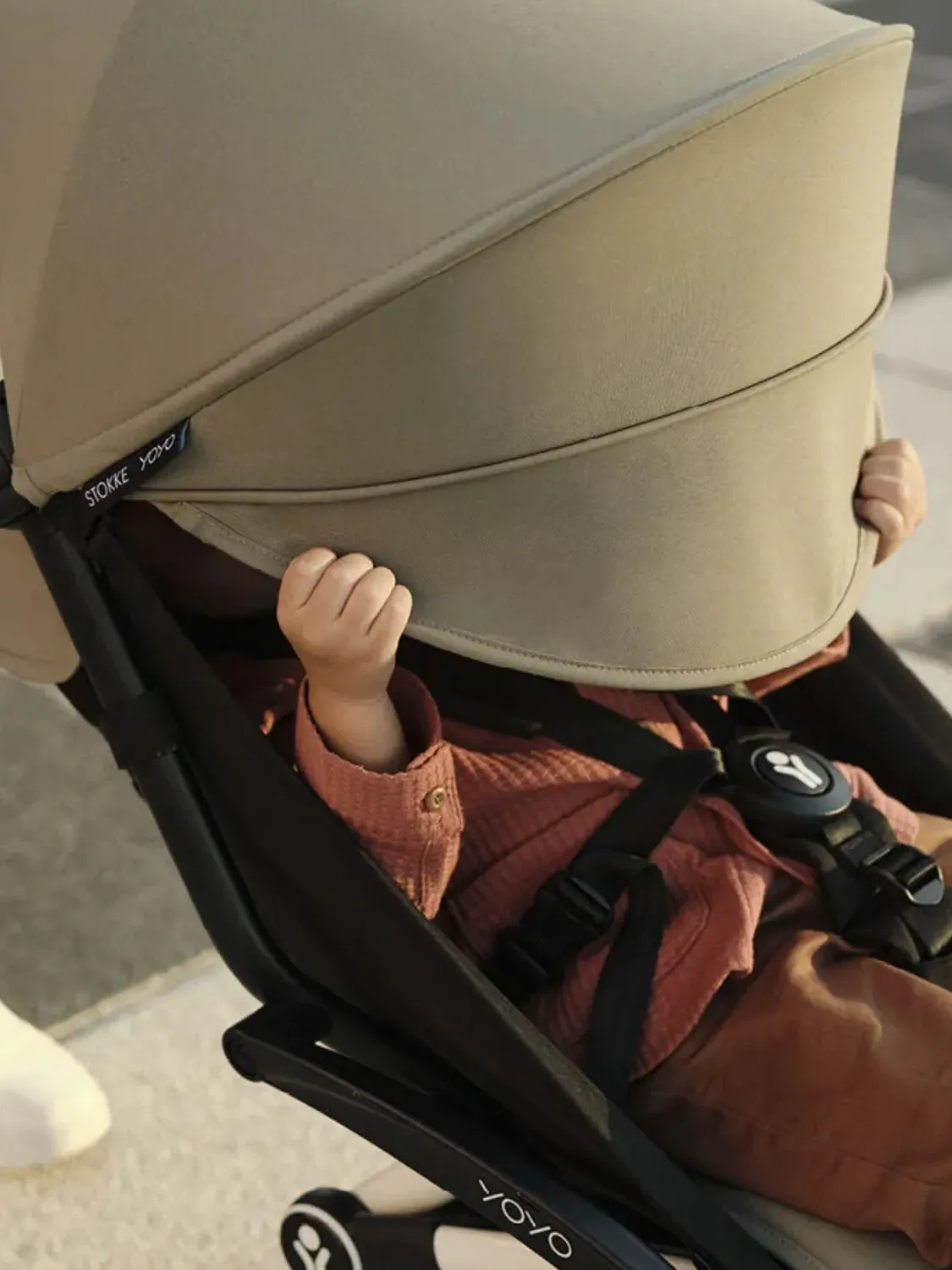 Коляска 2 в 1 Stokke YOYO3, серо-коричневый (taupe), рама черная, люлька мягкая. Изображение 21