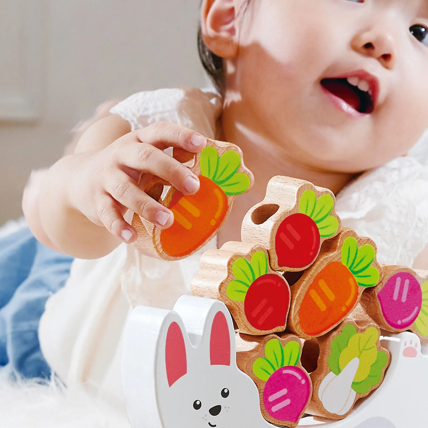 Игрушка HAPE шнуровка, балансир «Малышам» Собираем урожай с Зайкой  E0526_HP