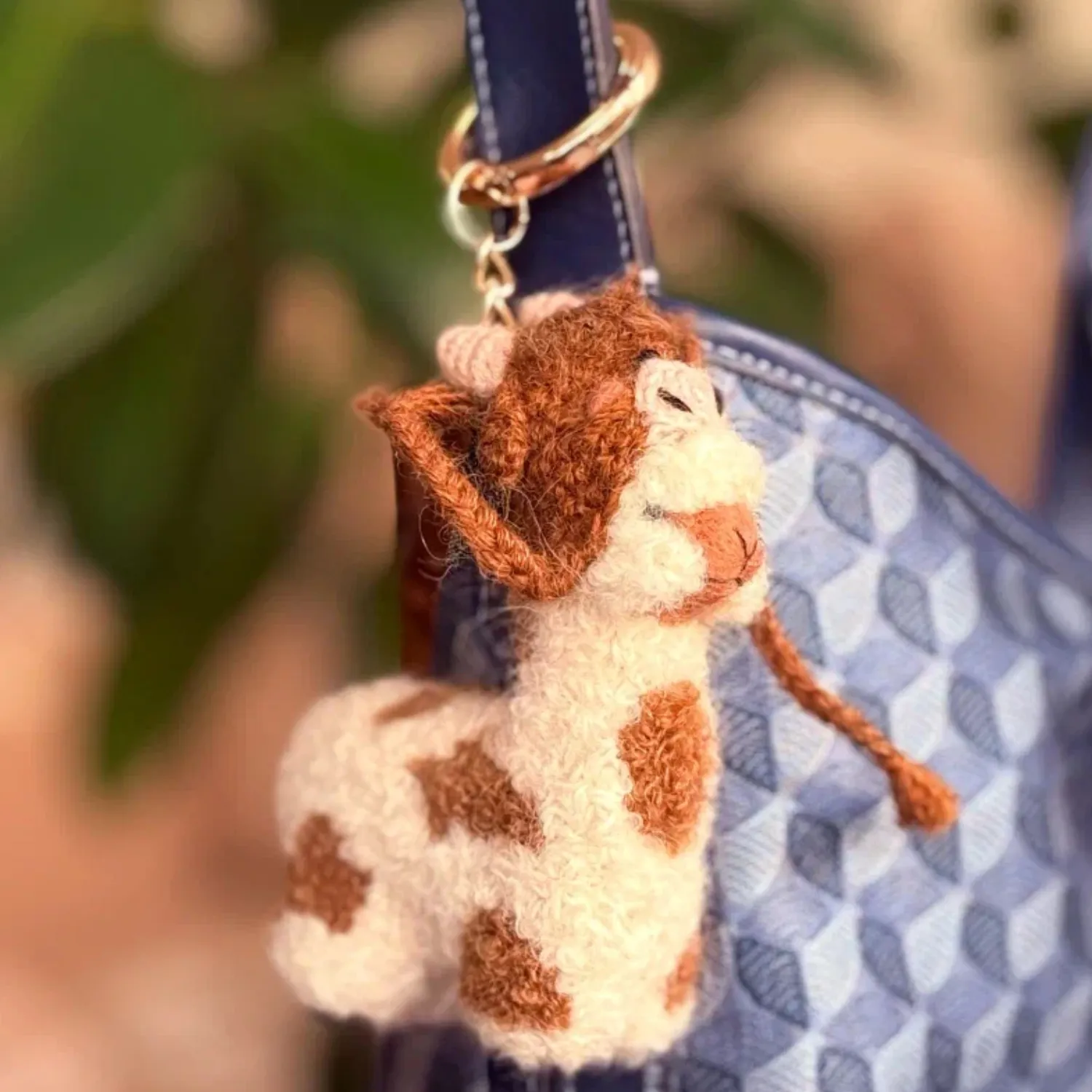 Брелок вязаный ЛеРаРу альпачонок Имми в шапочке коровка