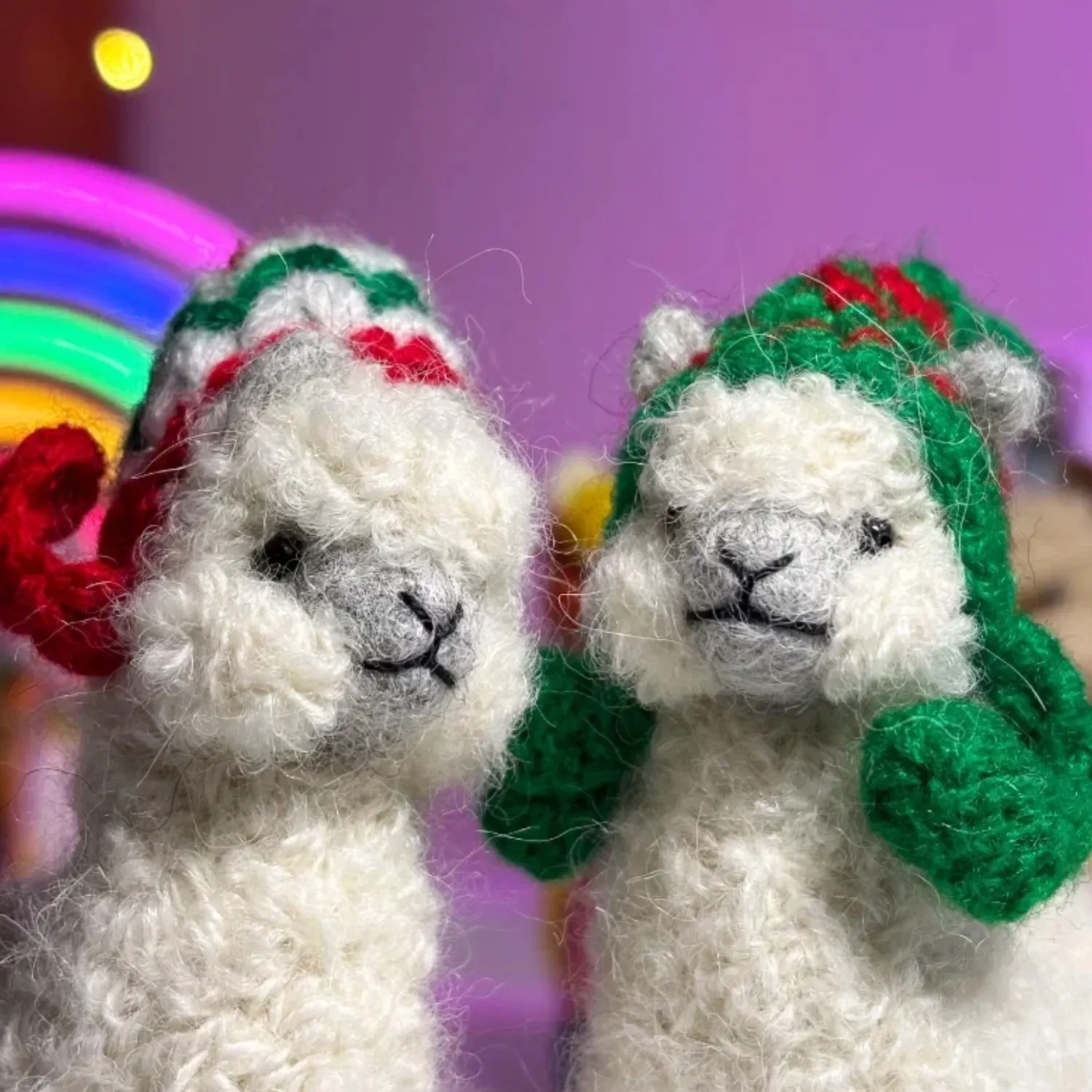 Брелок вязаный ЛеРаРу альпачонок Кууски в праздничной шапочке