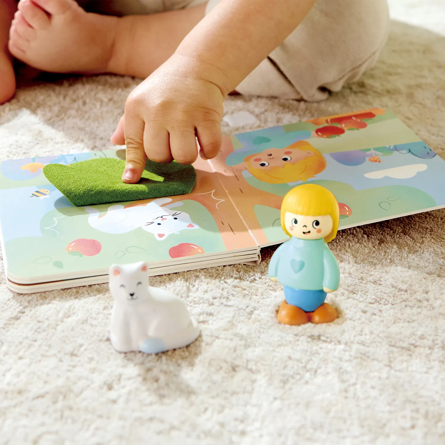 Набор игровой HAPE «Девочка и кошка» (детская иллюстрированная книга Hape Land) E3430_HP