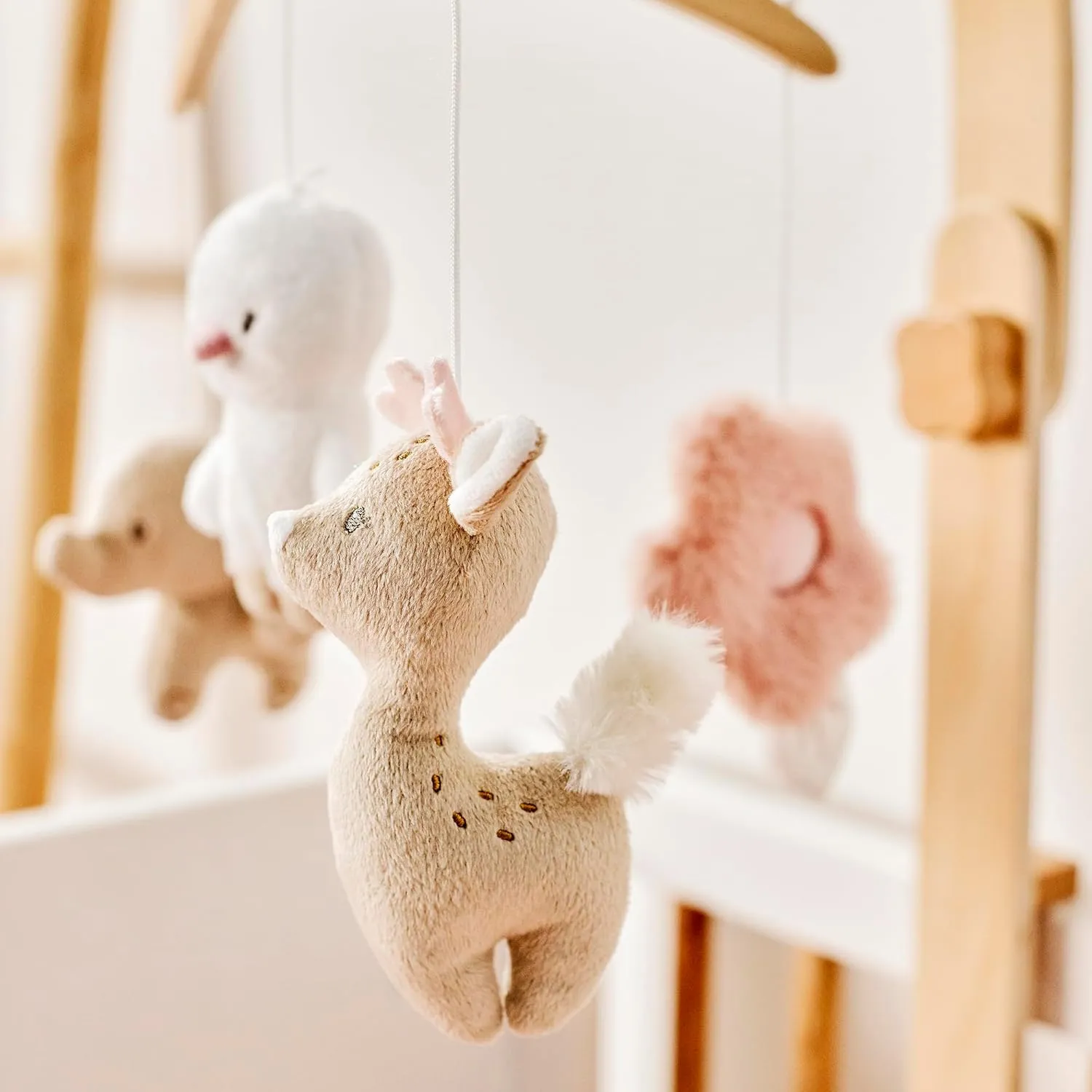 Мобиль Nattou FANFAN Слонёнок, Оленёнок и Утёнок с деревянным держателем 759250