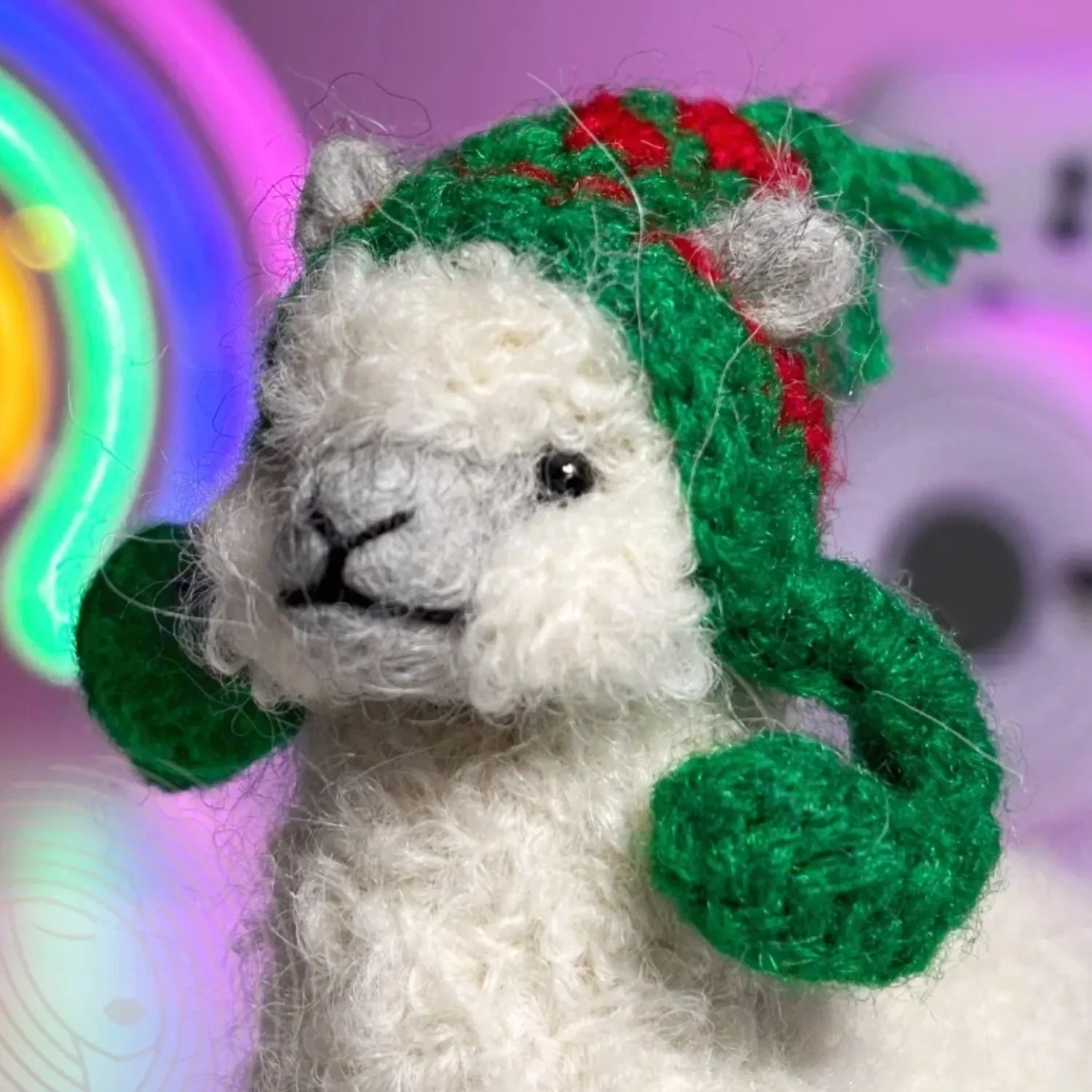 Брелок вязаный ЛеРаРу альпачонок Кууски в праздничной шапочке