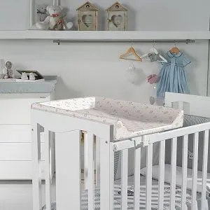 Пеленальная доска на кроватку: отличный вариант, если не хватает места в комнате