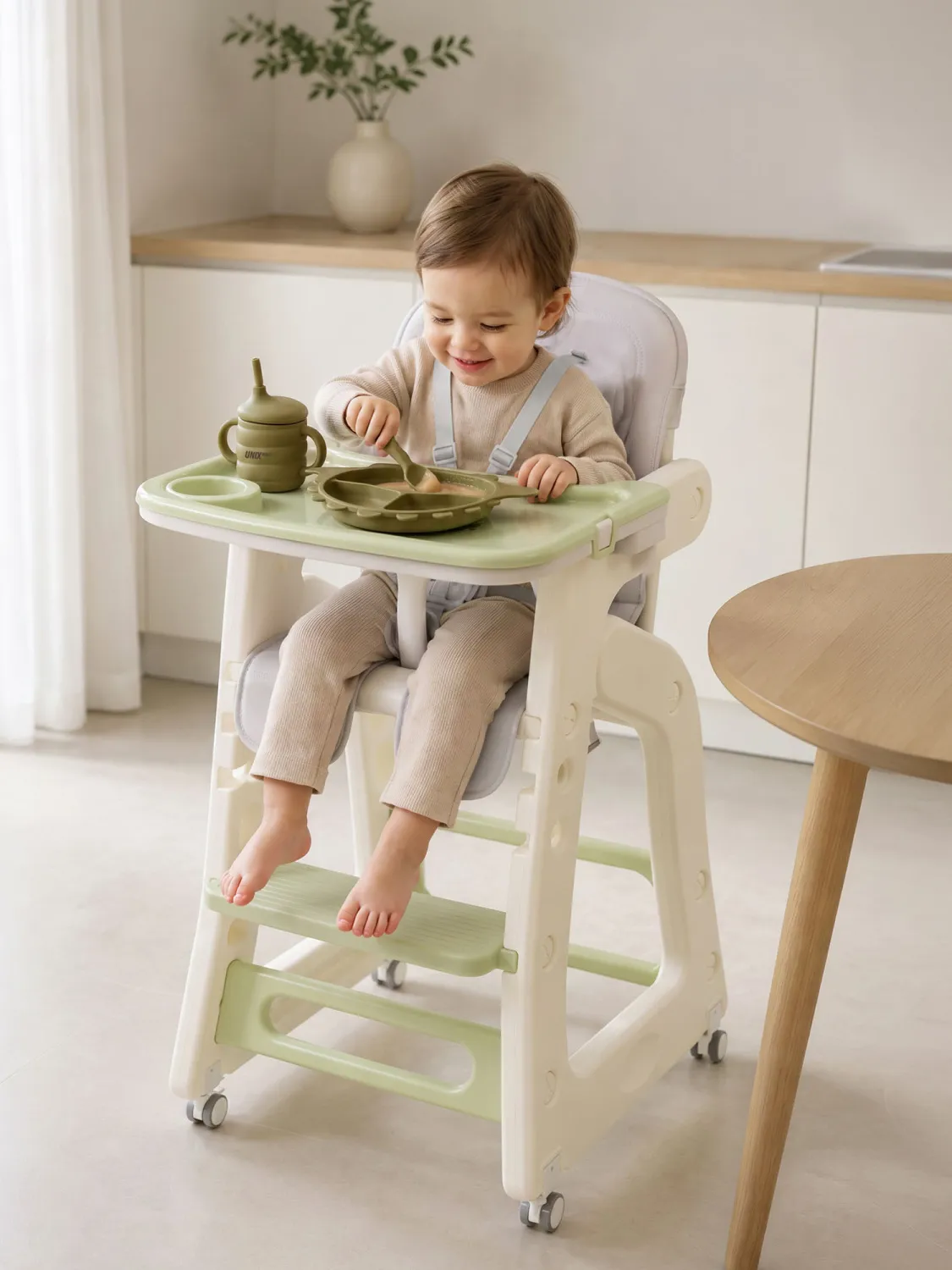 Стул для кормления UNIX Kids Basic Зеленый (Green) PHCBASICGN. Изображение 1