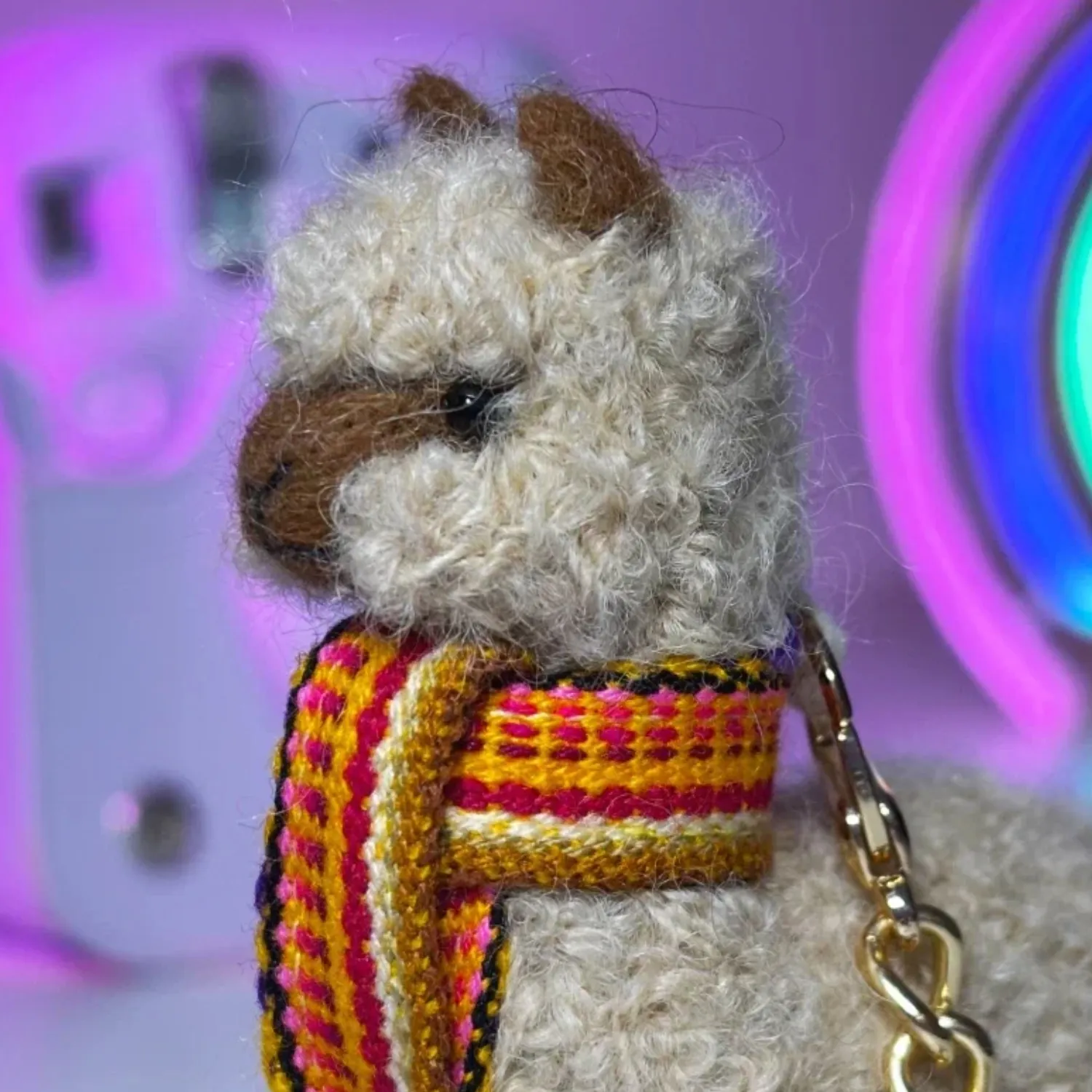Брелок вязаный ЛеРаРу альпачонок Саами в шарфике лликкла