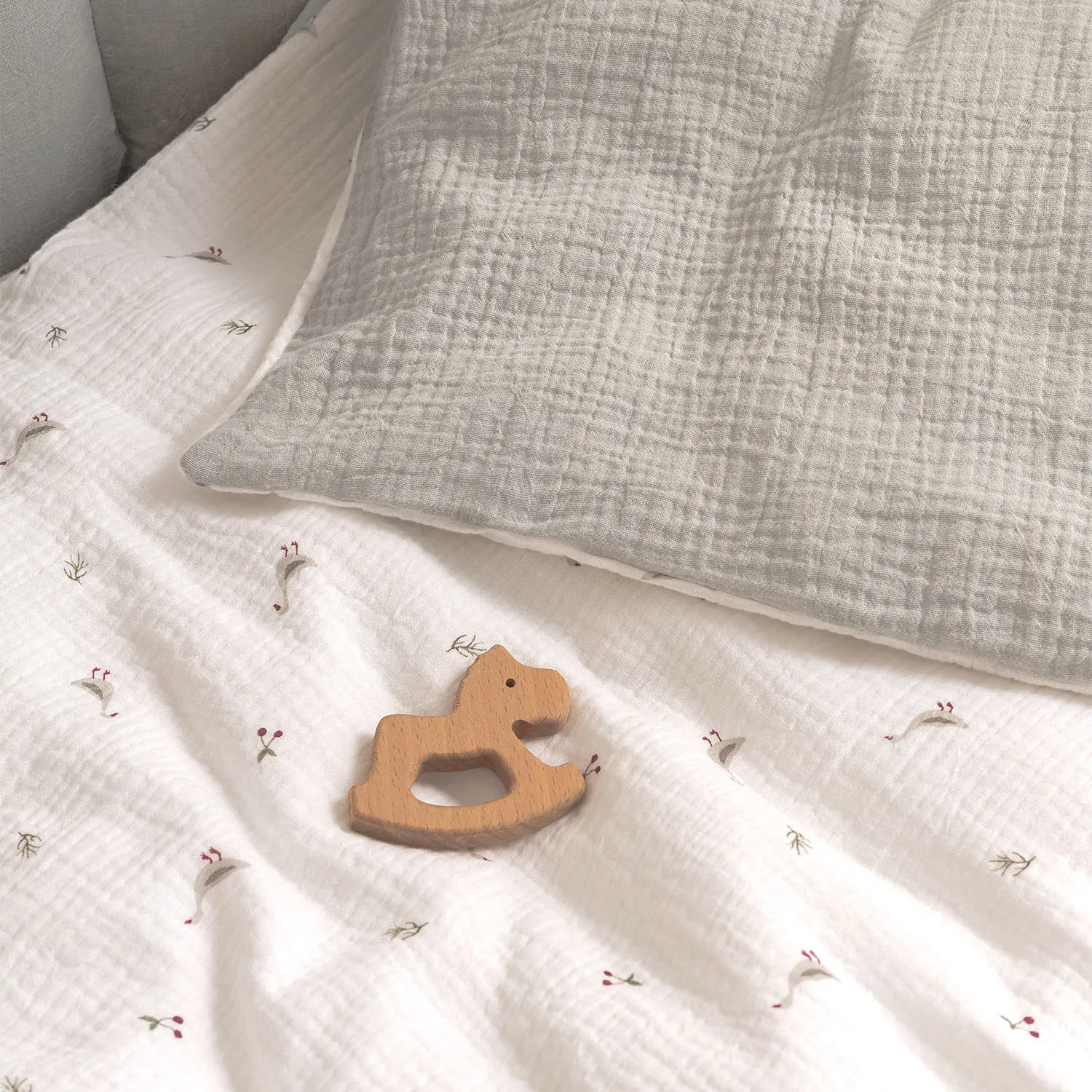 Комплект постельного белья Perina Muslin 3 предмета 120х60 Гуси/Шалфей КПБ3-М.1.22х2.8