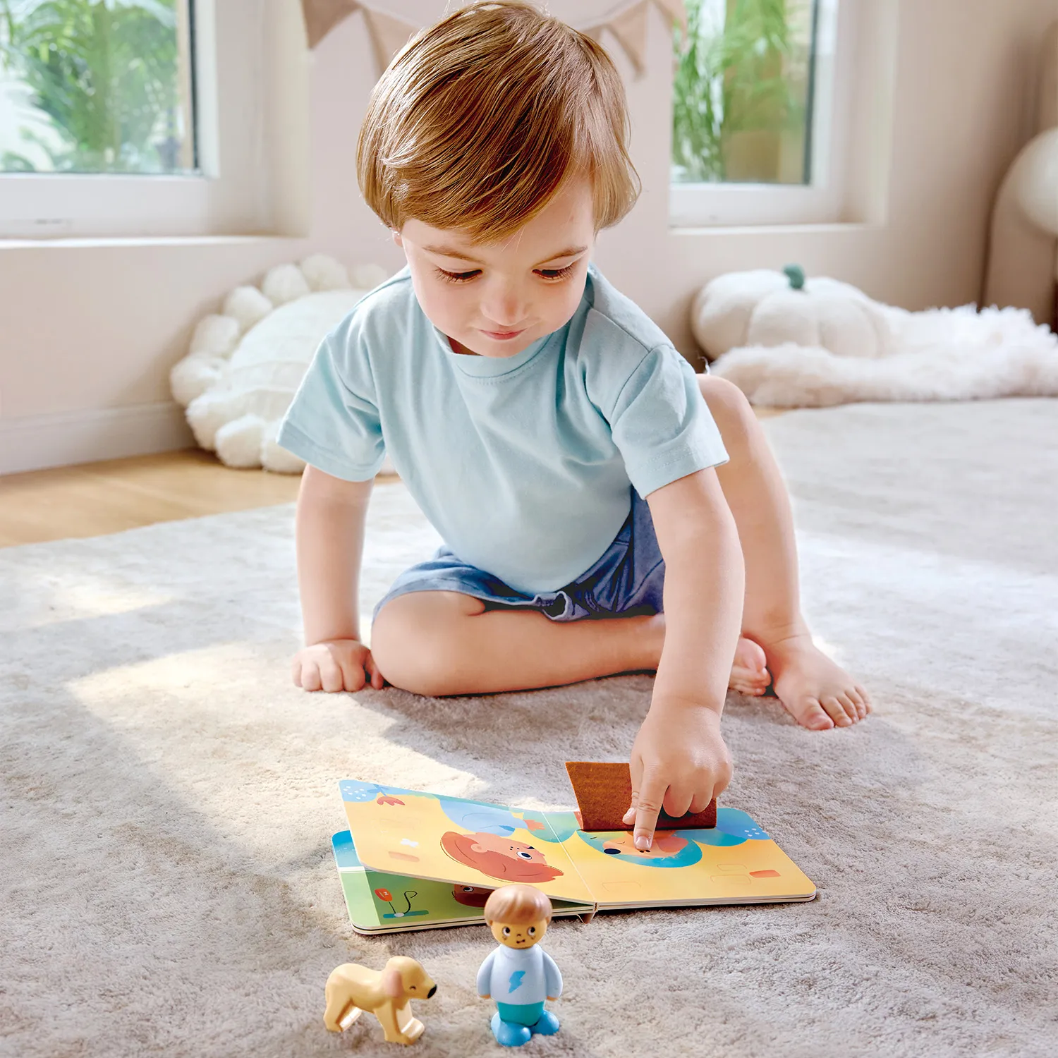 Набор игровой HAPE «Мальчик и собака» (детская иллюстрированная книга Hape Land) E3431_HP