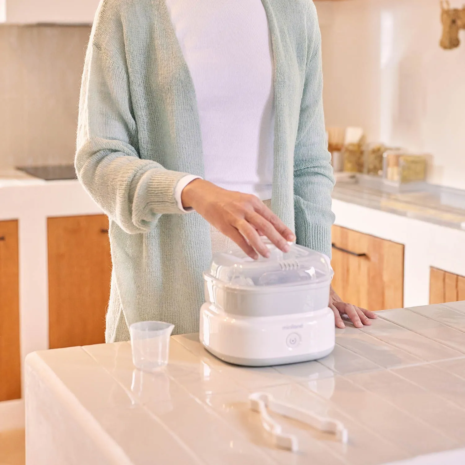 Стерилизатор компактный Miniland для бутылочек Mini Steamy белый 89580