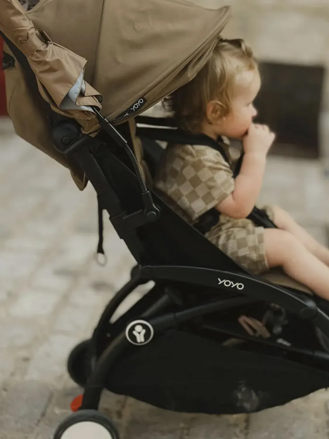 Коляска 2 в 1 Stokke YOYO3, кофейный (toffee), рама черная, люлька мягкая. Изображение 25