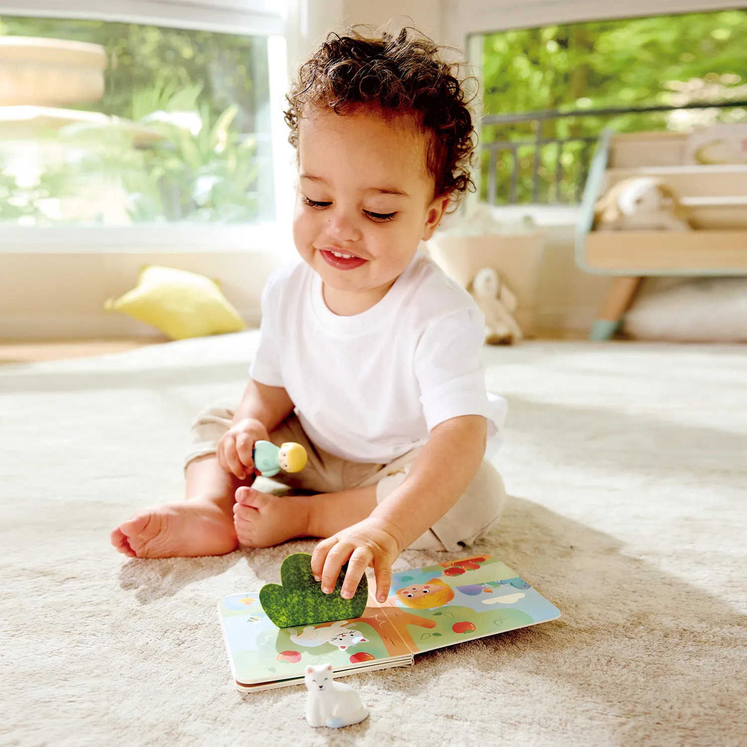 Набор игровой HAPE «Девочка и кошка» (детская иллюстрированная книга Hape Land) E3430_HP