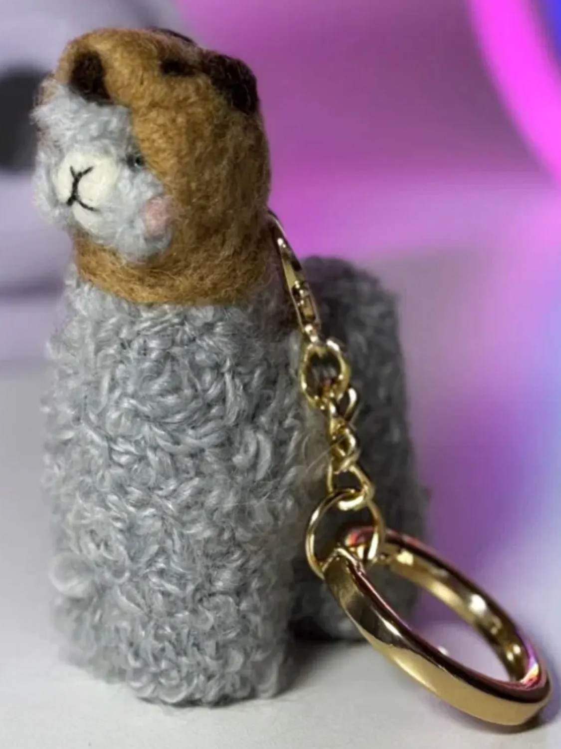 Брелок вязаный ЛеРаРу альпачонок Йана в шапочке капибара
