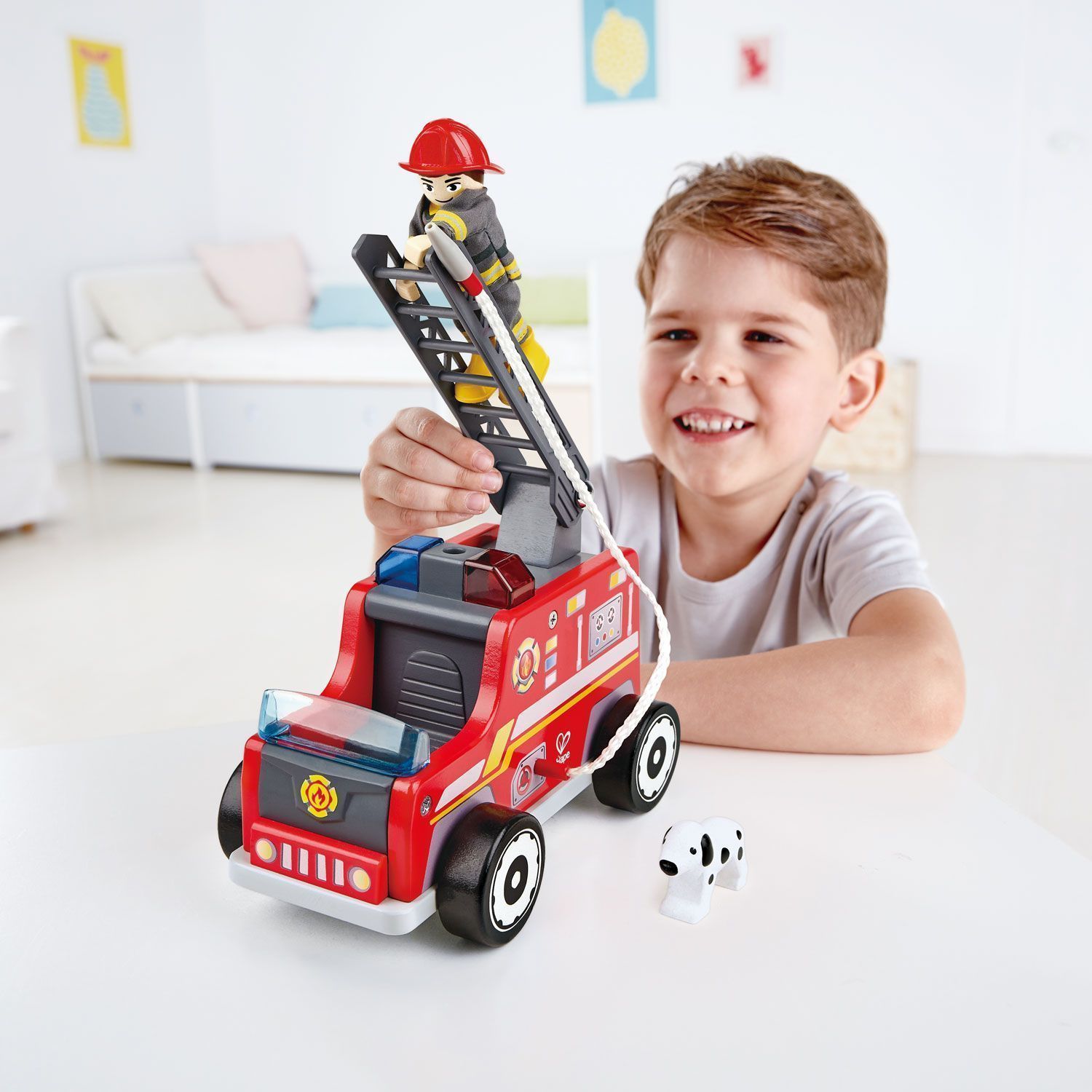 Пожарная машина Hape с водителем