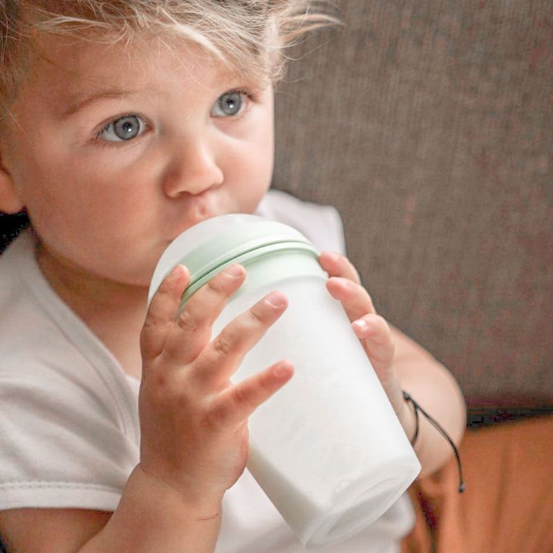 Бутылочка BORRN Baby Feeding Bottle из силикона со средним потоком 240 мл