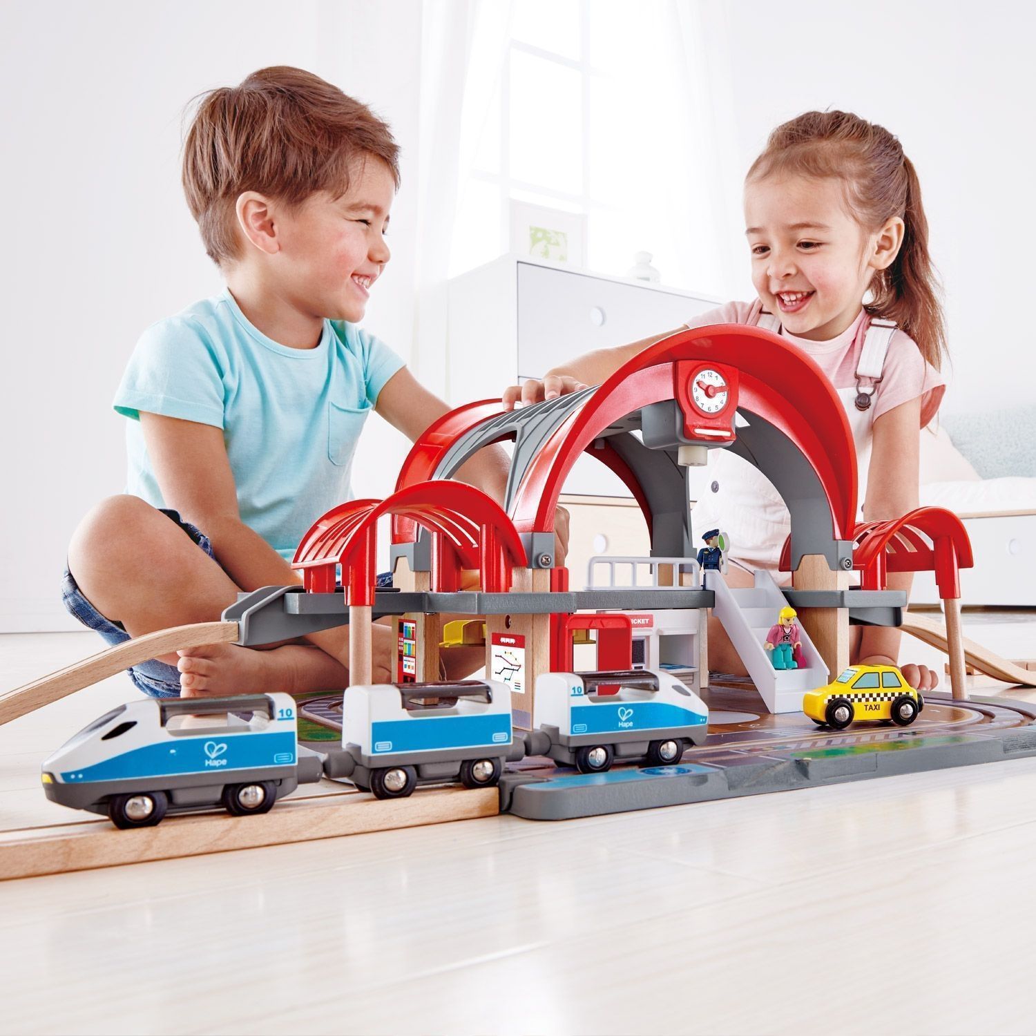 Игровой набор Hape «Станция Гранд Сити»
